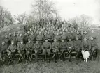 Grupporträtt av befäl och värnpliktiga vid Livregementet till häst K 1 på Drottningholm 1940.
