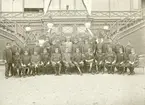 Officerare från Livgardet till häst K 1, Livregementets husarer K 3 och Svea livgarde I 1 framför paviljong på Stockholmsutsällningen 1897, Djurgården.