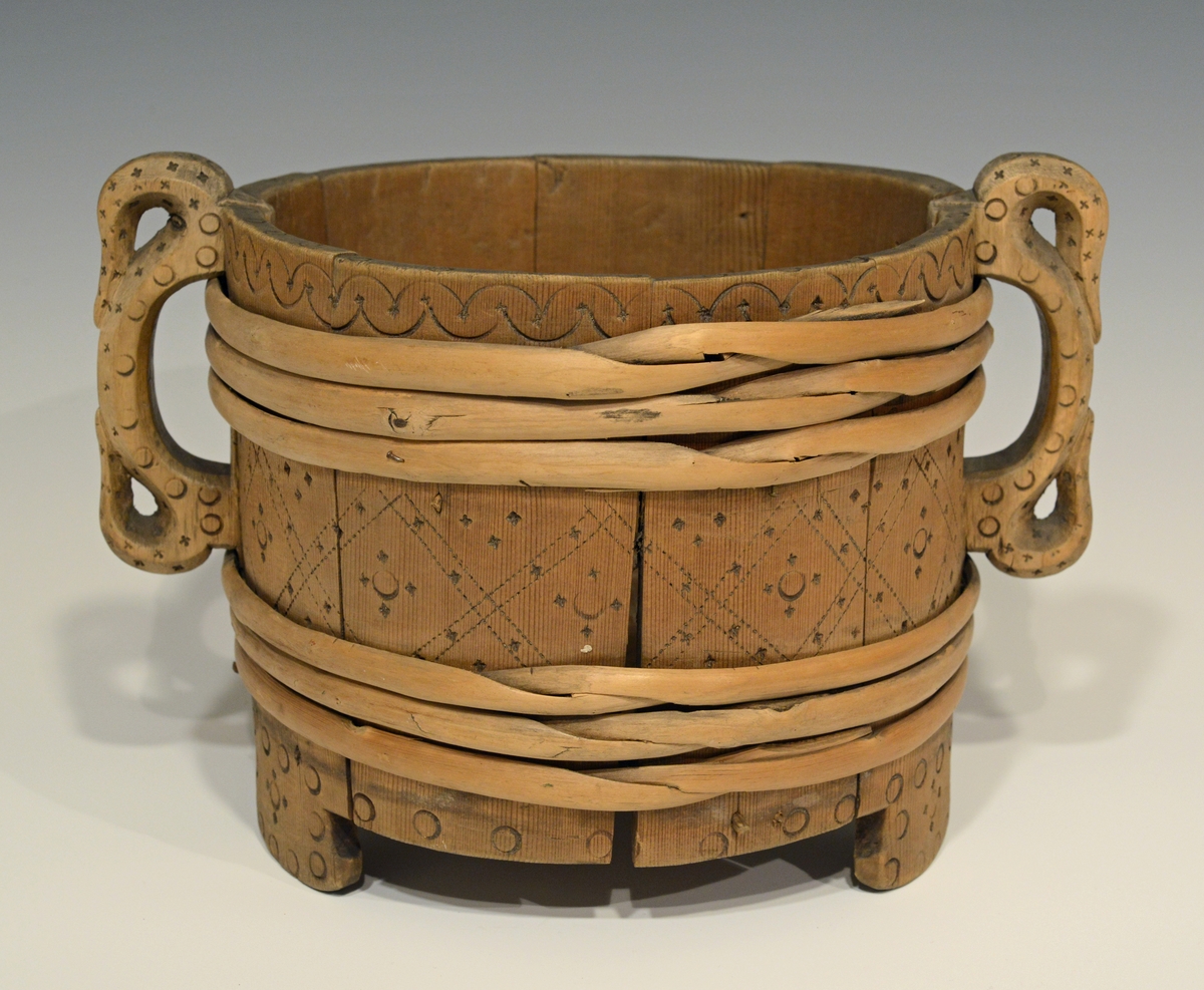 Ornamenter. Innskrift.