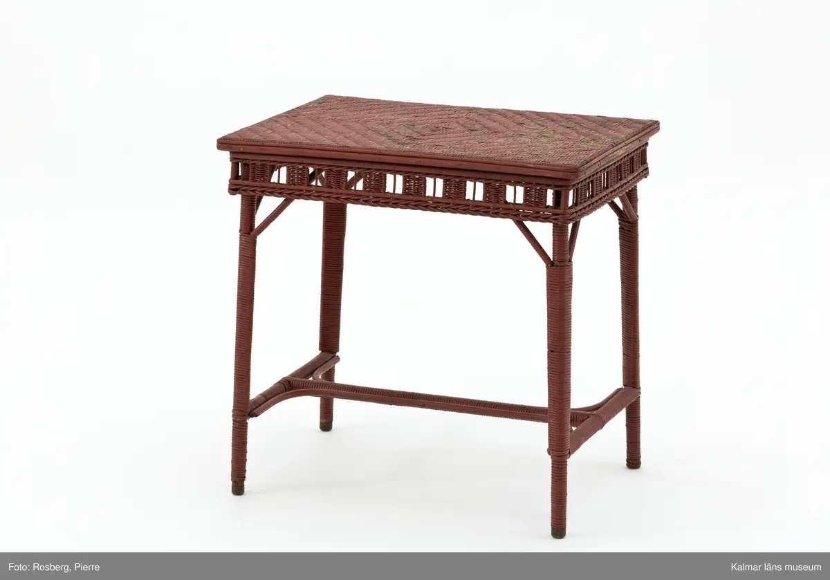 KLM 31948. Bord. Flätat bord, skiva med sarg och ben med tvärslå. Såväl skiva, sarg samt ben består av flätade vidjor. Rödmålat.