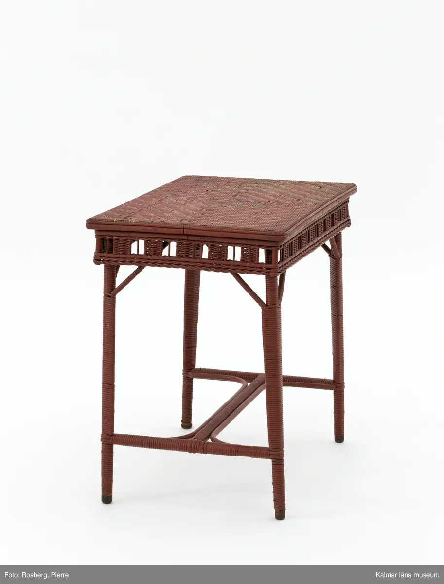 KLM 31948. Bord. Flätat bord, skiva med sarg och ben med tvärslå. Såväl skiva, sarg samt ben består av flätade vidjor. Rödmålat.