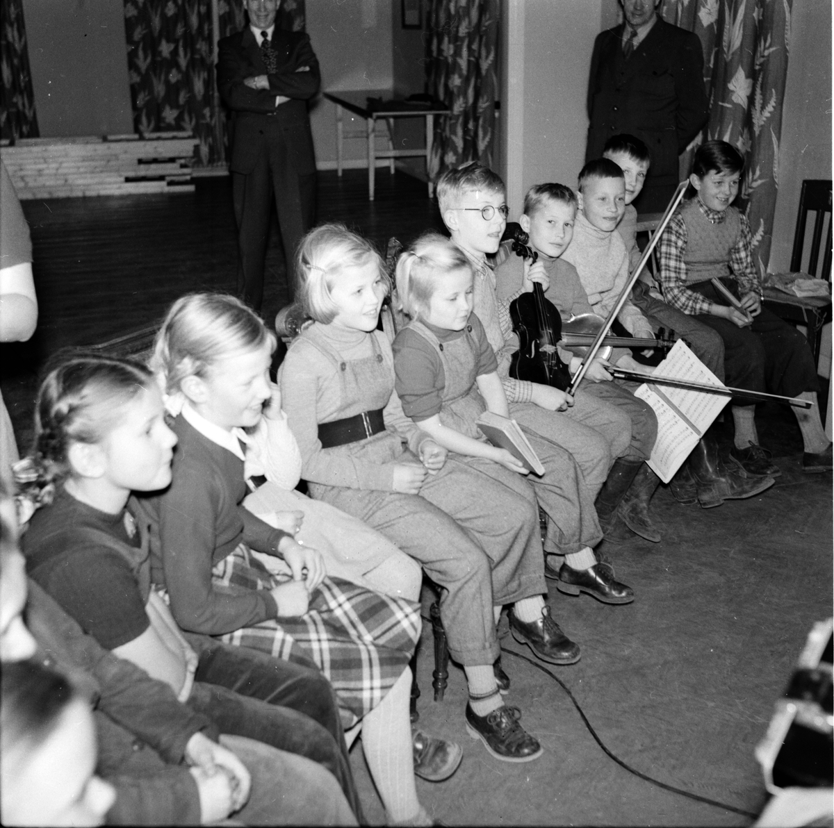 Önskevisan i radio.
Flicka nummer tre är Eva Zetterström och hennes syster
Barbro Zetterström barn till handlaren Manne Zetterström och Ingrid. Bollnäs.
