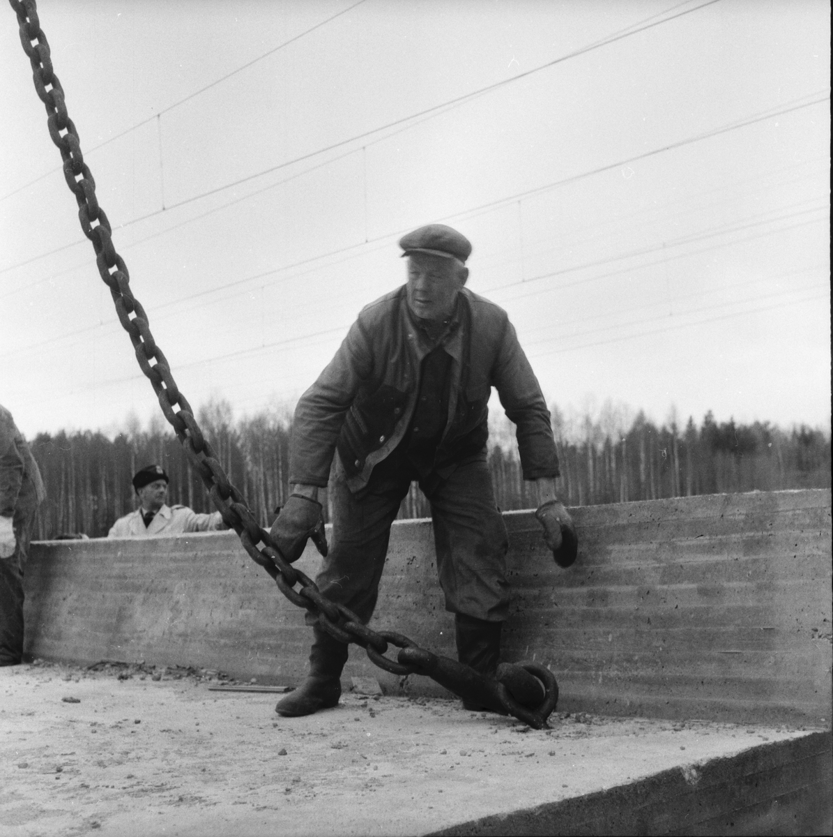 SJ-s stora kran lastar brotråg i Lottefors.
25/4 1959