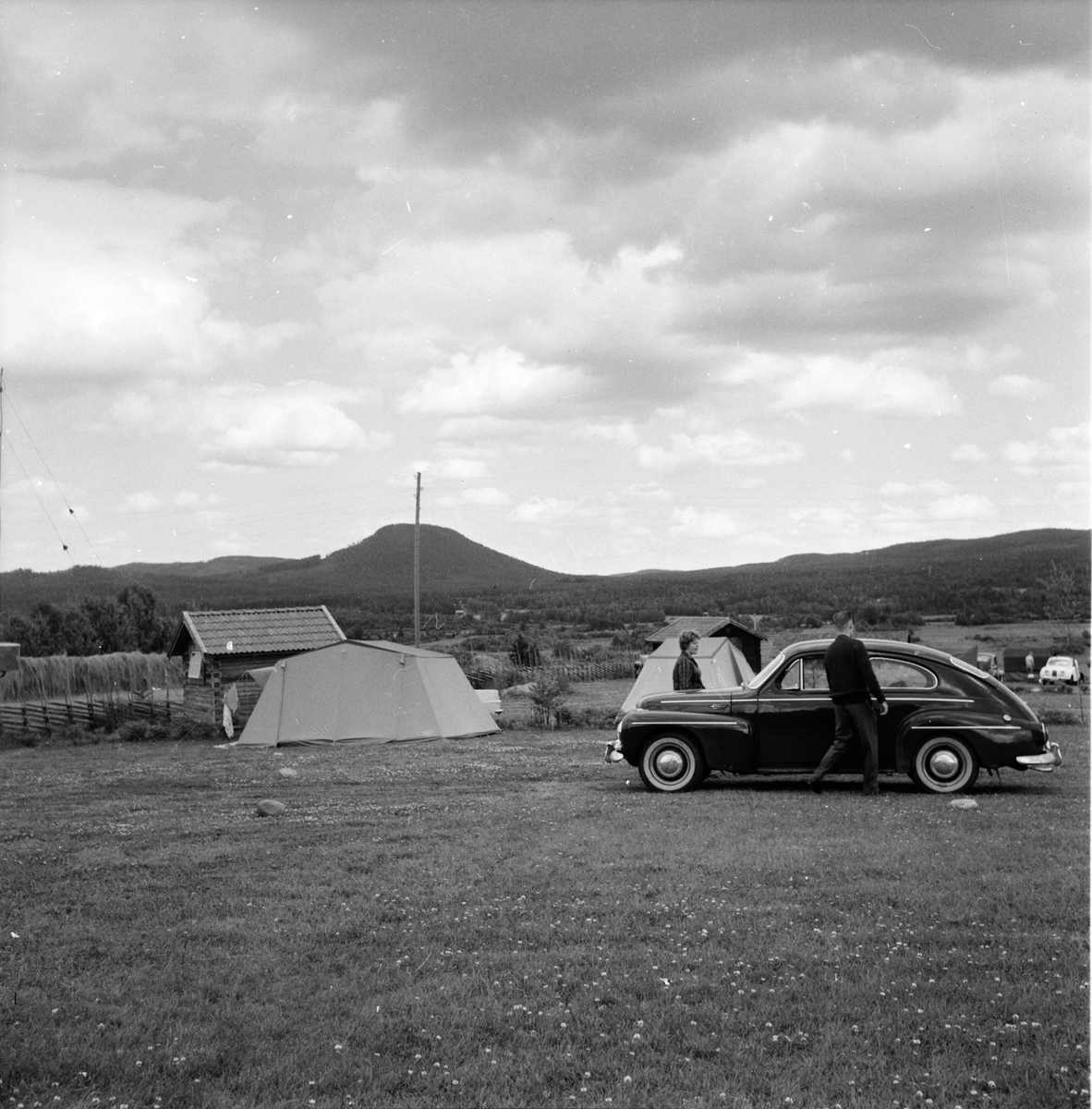 Järvsö, tältande personer samt en Volvo PV544.
Turistreportage, den 17 juli 1963.