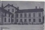 Karlsborg. Infanterivolontärskolan, senare rekrytskolan för infanteriets officers-och reservofficersaspiranter. Baksidan på matsalsbyggnaden 1908.