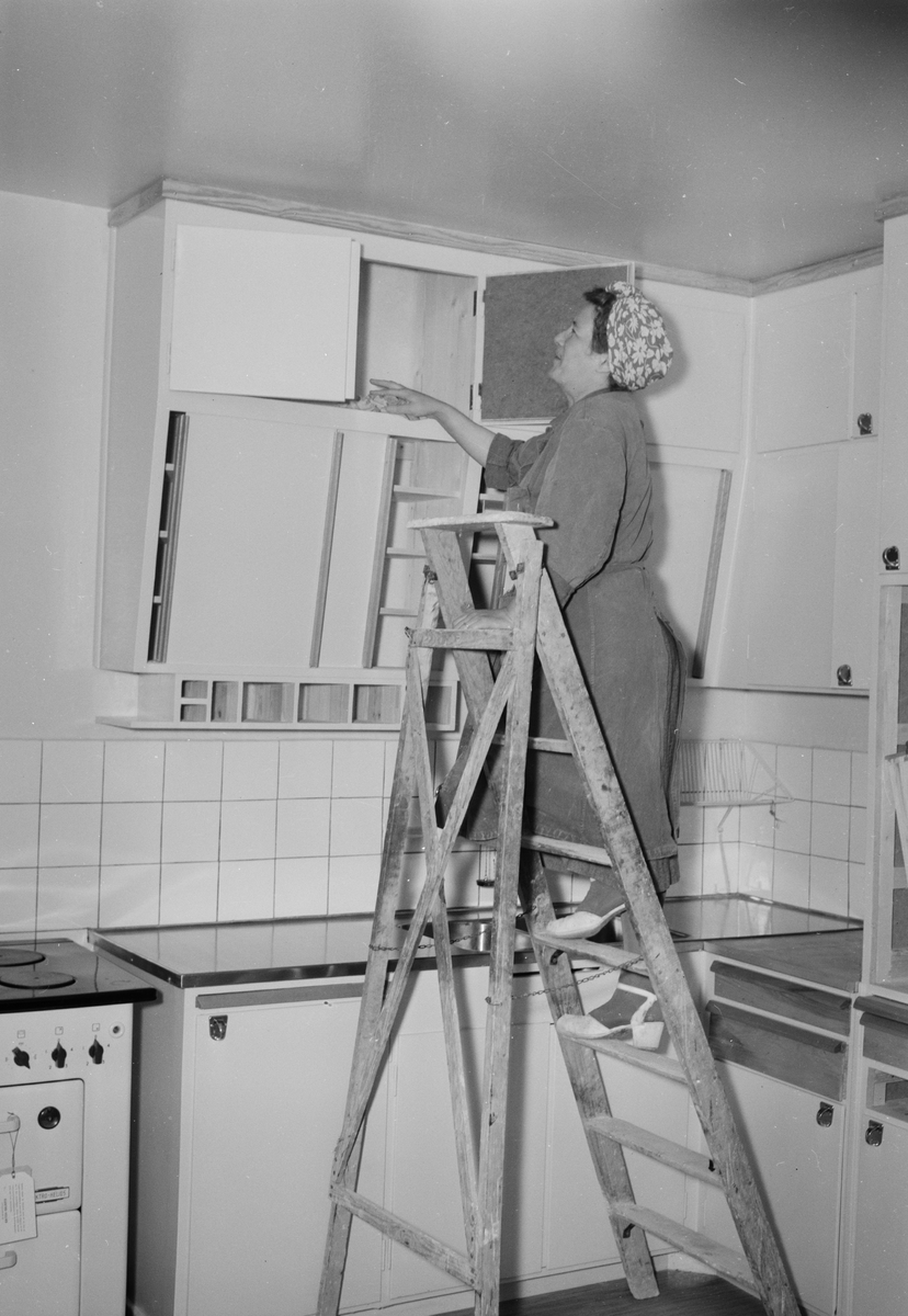 Byggande av Sala backe, kvinna i kök, Uppsala, juni 1951