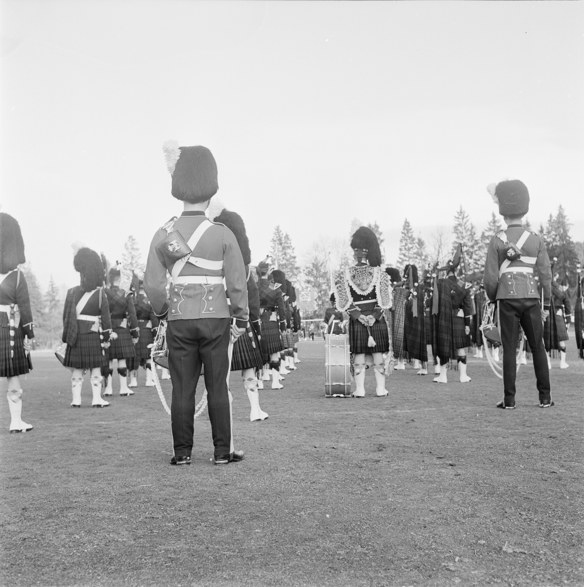 "Säckpipeblåsare lockade stora skaror av åskådare", Uppsala 1962