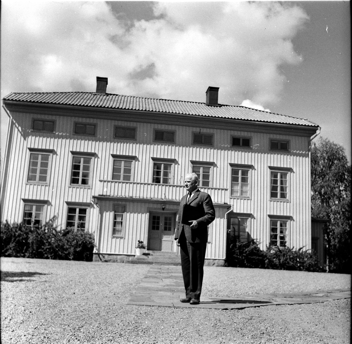 Kyrkoherde C. A.  Blomqvist vid prästgården i Arbrå.