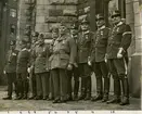 Indelta furirer vid Livregementet till häst utanför Oscars kyrkan i Stockholm 1948.
För namn, se bild nr. 2.