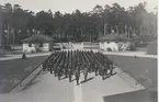 Karlsborg. Infanterivolontärskolan, senare rekrytskolan för infanteriets officers-och reservofficersaspiranter.1920-tal. Till vänster vaktlokalen och till höger arrestlokalen där även ett utrymme fanns för en frisör.