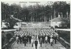 Karlsborg. Infanterivolontärskolan, senare rekrytskolan för infanteriets officers-och reservofficersaspiranter.1920-tal. Till vänster vaktlokalen och till höger arrestlokalen där även ett utrymme fanns för en frisör.