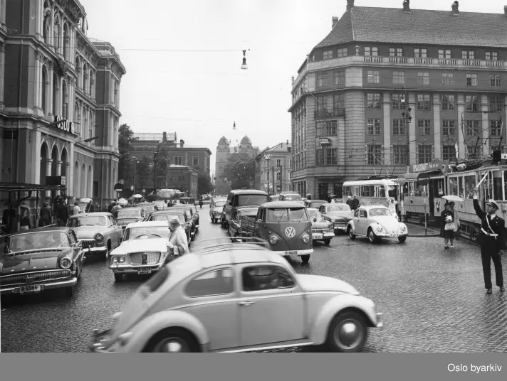 Trafikken foran Østbanestasjonen og Jernbanetorget, sett fra hjørnet av Jernbanegata mot Strandgata sørover