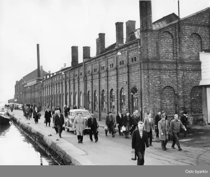 Ved Nylands mek. verksted - arbeidsdagen er slutt