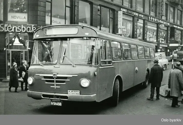 Oslo Sporveier. Büssing A-15732 under prøvekjøring. Butikkskilt, Novilla kafé.