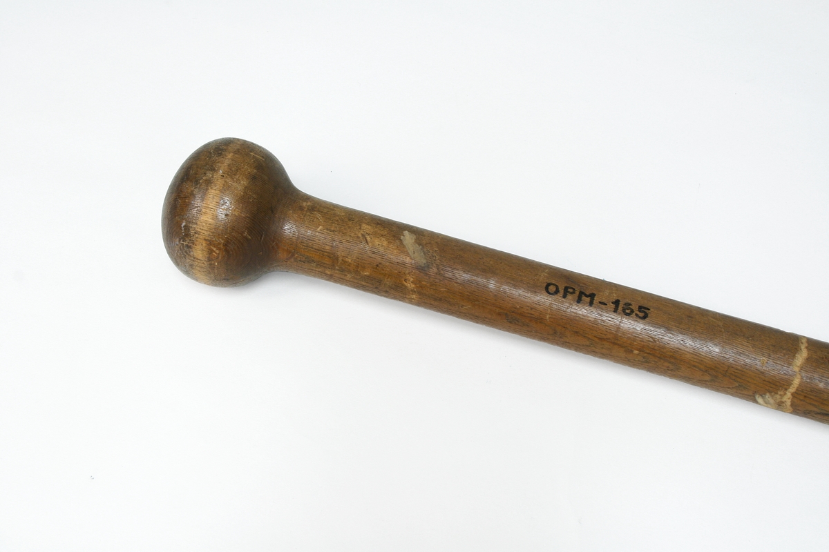 Trestav med kule i enden. Staven smalner nedover og ender i en spiss doppsko i jern.