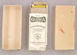 Färglåda. En ask färgkritor av märket Gloria. Från Skriv och Ritaktiebolaget i Arlöv. Asken med kritor ligger i en ytterligare ask. Har använts av givaren, Maria Hellquist, Sandviken.
12 st Gloria fär...