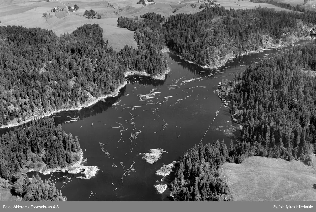 Løken lille i Spydeberg og litt av Fossum gangbru øverst til høyre.. Flyfoto.