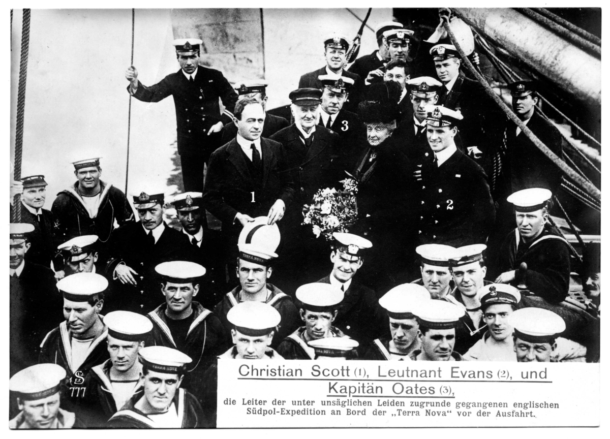 Vykort. Gruppbild ombord på expeditionsfartyget Terra Nova, med bl a Scott, Evans och Oates namngivna. Obs! ska vara Robert Falcon Scott.