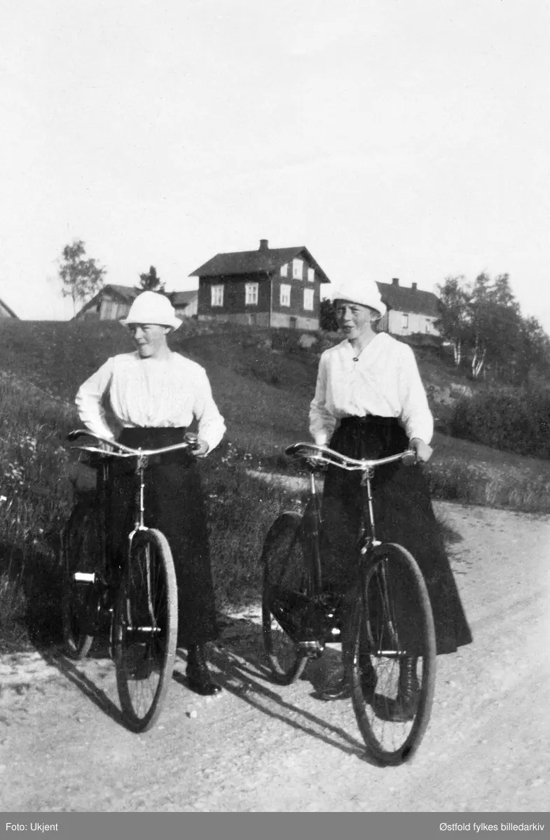 Portrett av to damer på sykkel, Valborg og Anna Nygård, Visittkort, 1918.