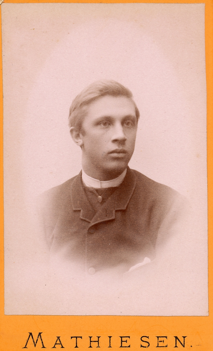 Portrett. Visittkort. Ung mann. M. Saxegård.