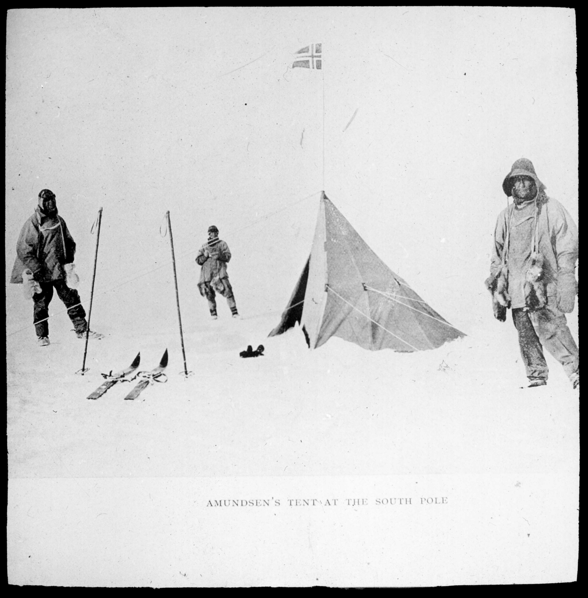 Diapositiv med R F Scotts expedition på Sydpolen, där man finner ett norskt tält och flagga - Amundsen kom först.