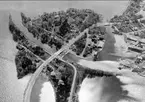 Karlsborg, Rödesund. Göta kanaldelen med den dåvarande klaffbron från 1946 och den nyanlagda vägdelen mot Askersund. Till höger ses Strömmen där båttrafiken förr passerade innan den västgötska delen av kanalen år 1822 blev färdig och öppnades för trafik. Vid sidan om kanalbron ses den tillfälliga bro som gjordes för vägtrafiken. Kortet är från K-A Hanssons album.