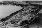 Karlsborg, flygfoto med bl.a. Strandvägen utmed Vättern. Närmast i bild Paul Johanssons. Fotot är taget omkr 1935 - 1937. Kortet är från K-A Hanssons album.