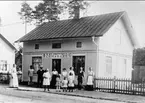 Karlsborg, Klingvalls i Rödesund omkr 1910 - 1915. Från vänster Lovisa Hagberg sömmerska, sergeant Nordin inneboende med familj, okänd Ciri Klingvall, fru Nordin med dottern framför sig, Hildur kusin till Klingvalls med Märta Klingvall framför sig och slutligen Alfred Klingvall med fru Emelia. Kortet är från K-A Hanssons album.