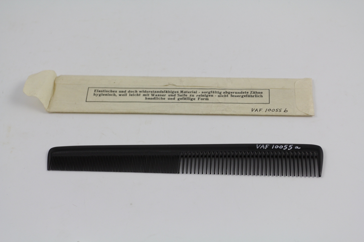 Kam (a) i original papirpose (b). Den ene halvparten fintannet, den andre grovere. Kammen smalner litt mot den fintannede delen. Papirpose av ett stykke papir med trykket tekst (se foto).
