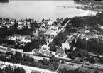 Flygfoto över del av Karlsborg, här ses bl.a. Järnvägsstation, Kungsgatan, Strandvägen samt Karlsborgsviken med Stenbryggan. Fotot är taget år 1935. Kortet är från K-A Hanssons album.