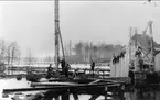 Karlsborg Rödesund, reparation av kanalbron år 1924. David blick som var brovaktare under åren 1918 - 1926 ses stående till höger om dykaren. Kortet är från K-A Hanssons album.