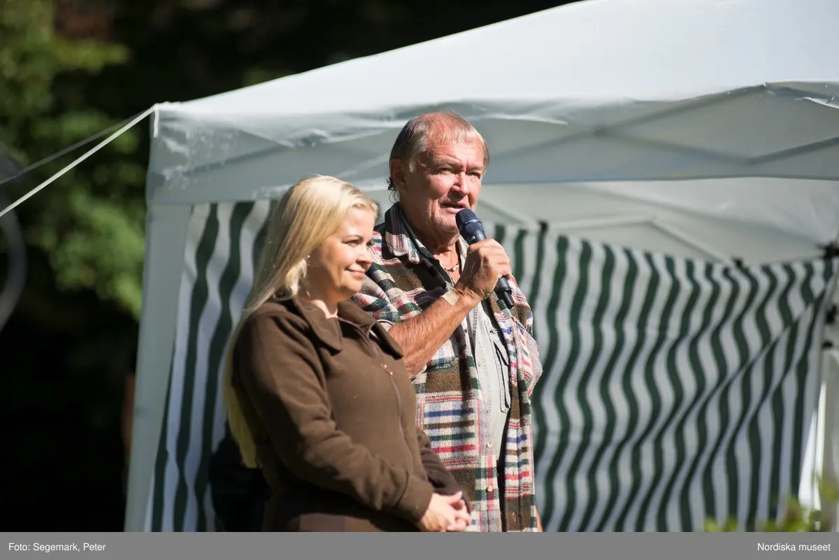 Hästfesten på Tyresö slott med konferencier Owe Sandström, Slottshästen. Hästar, ryttare och ekipage med vagn eller käpphäst tävlar och visar upp sig i parken bland åskådare som besöker evenemanget.