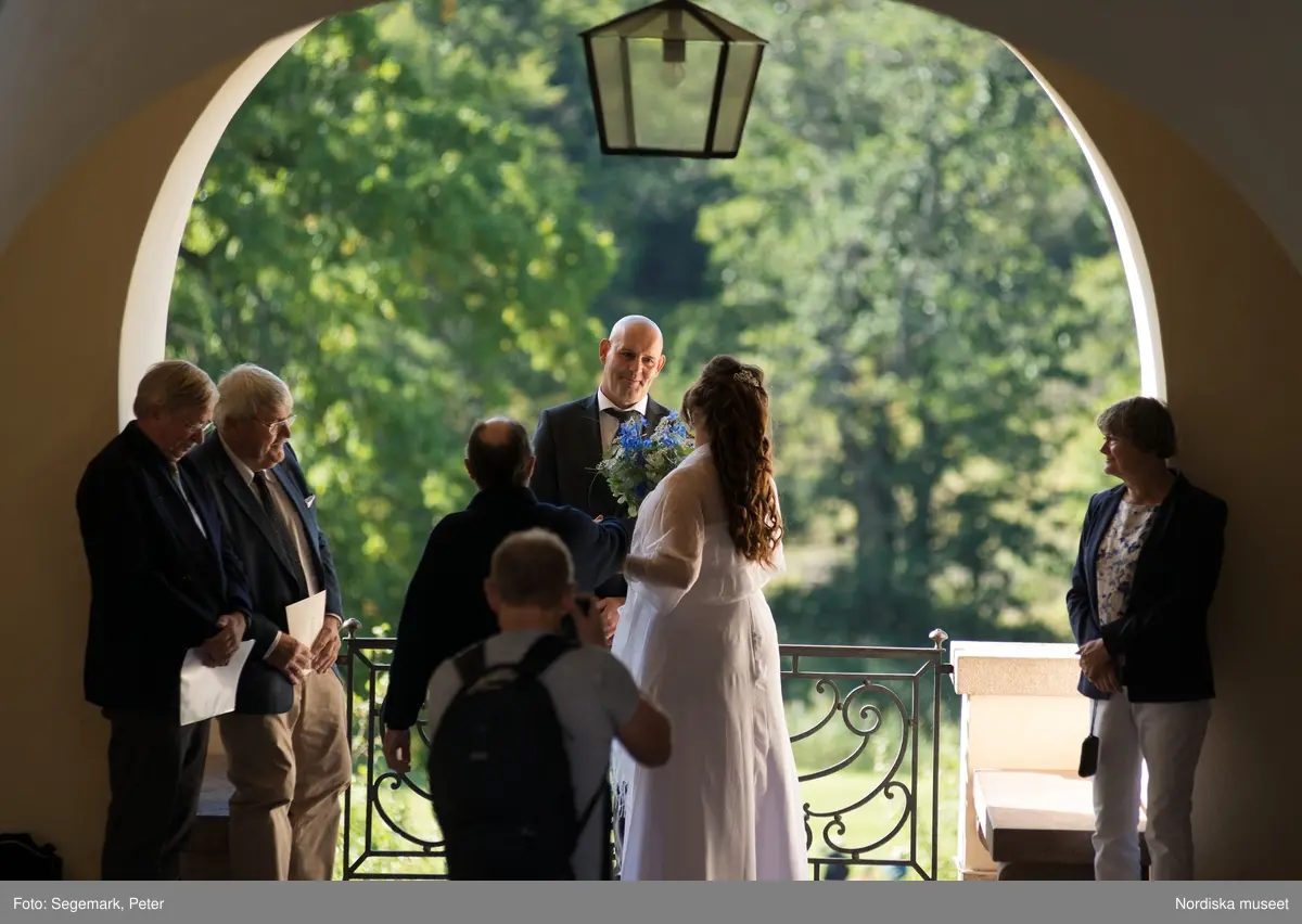 Hästfesten på Tyresö slott med konferencier Owe Sandström, Slottshästen. Hästar, ryttare och ekipage med vagn eller käpphäst tävlar och visar upp sig i parken bland åskådare som besöker evenemanget.