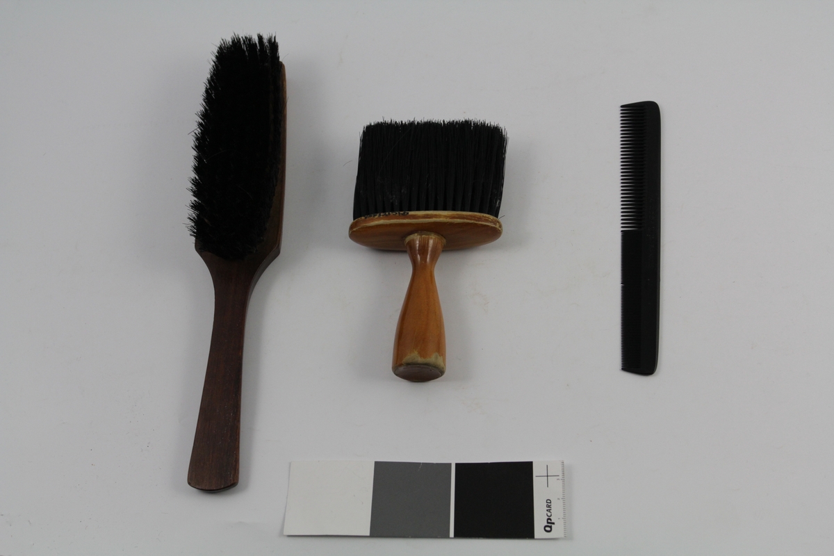 To børster og en kam. Form: a) børste: langt skaft og smal plate med bust, b) børste:  kort skaft, c) kam: lang og smal