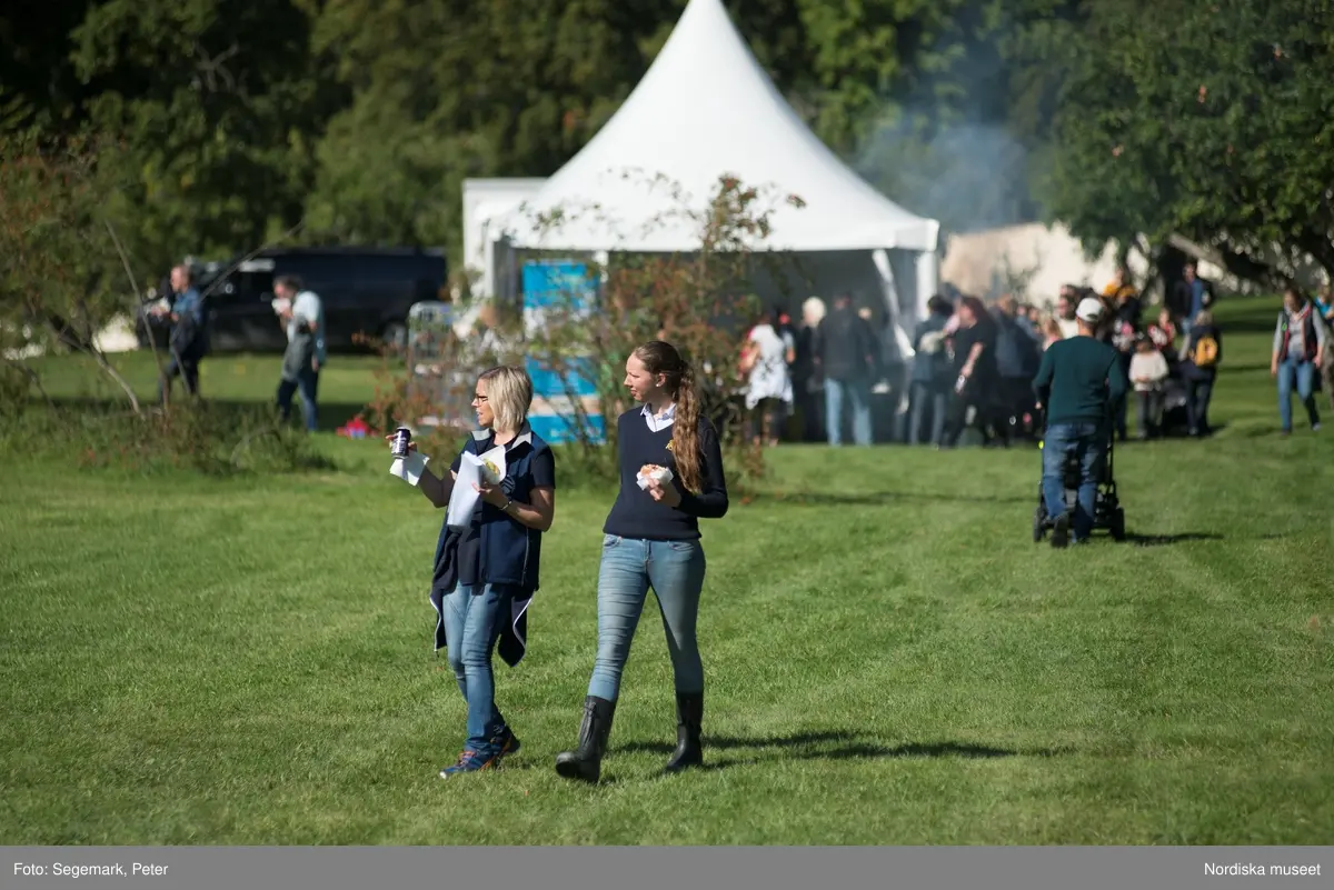 Hästfesten på Tyresö slott med konferencier Owe Sandström, Slottshästen. Hästar, ryttare och ekipage med vagn eller käpphäst tävlar och visar upp sig i parken bland åskådare som besöker evenemanget.