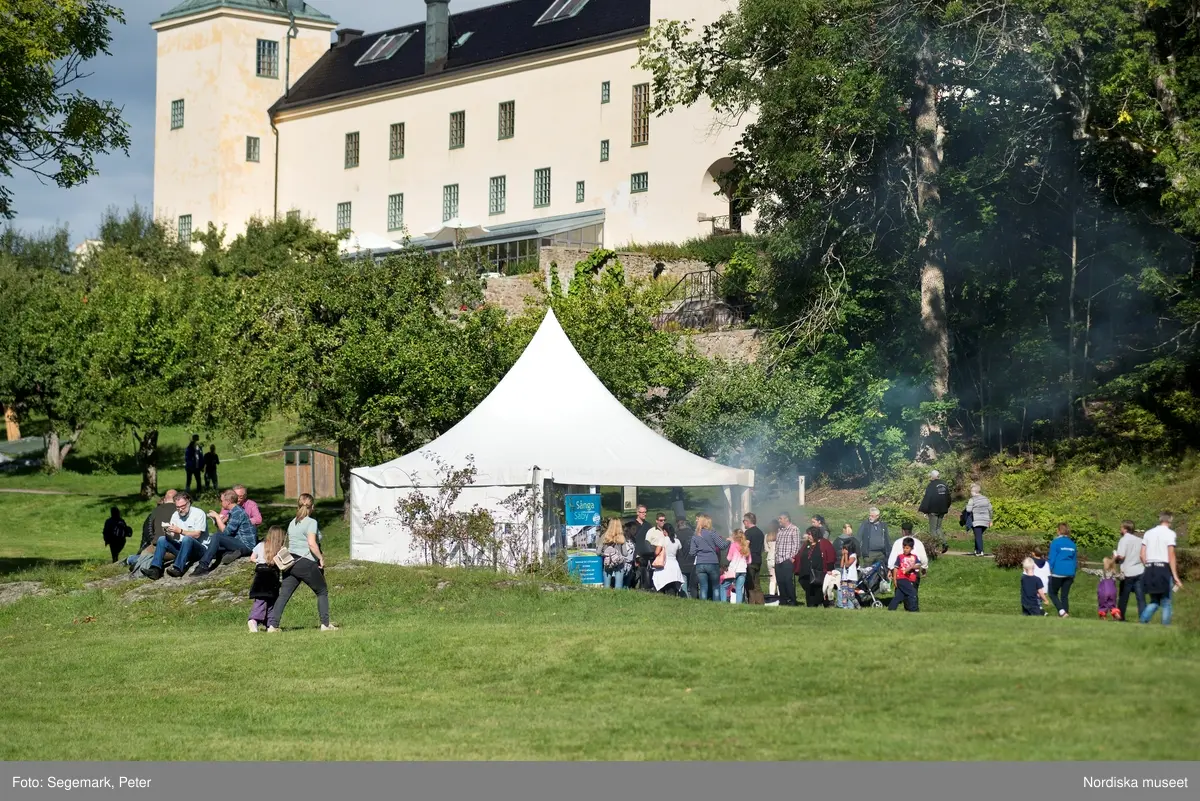 Hästfesten på Tyresö slott med konferencier Owe Sandström, Slottshästen. Hästar, ryttare och ekipage med vagn eller käpphäst tävlar och visar upp sig i parken bland åskådare som besöker evenemanget.