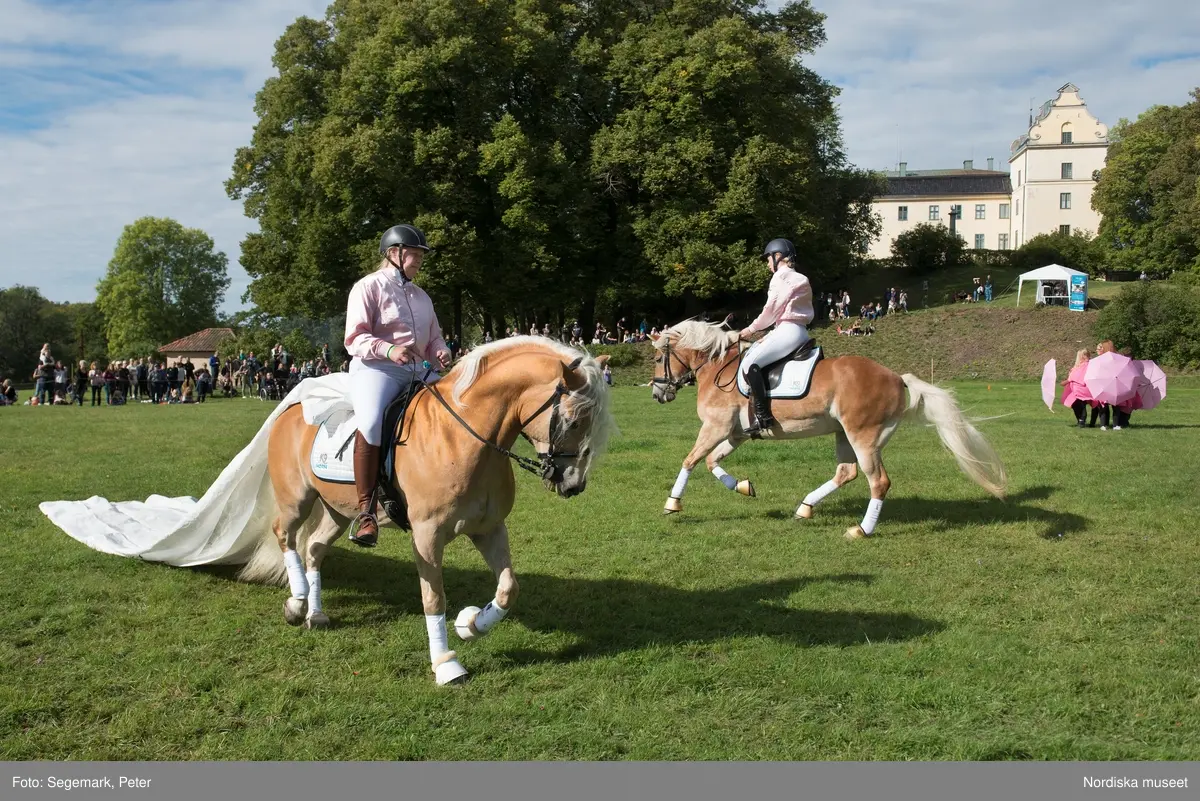 Hästfesten på Tyresö slott med konferencier Owe Sandström, Slottshästen. Hästar, ryttare och ekipage med vagn eller käpphäst tävlar och visar upp sig i parken bland åskådare som besöker evenemanget.