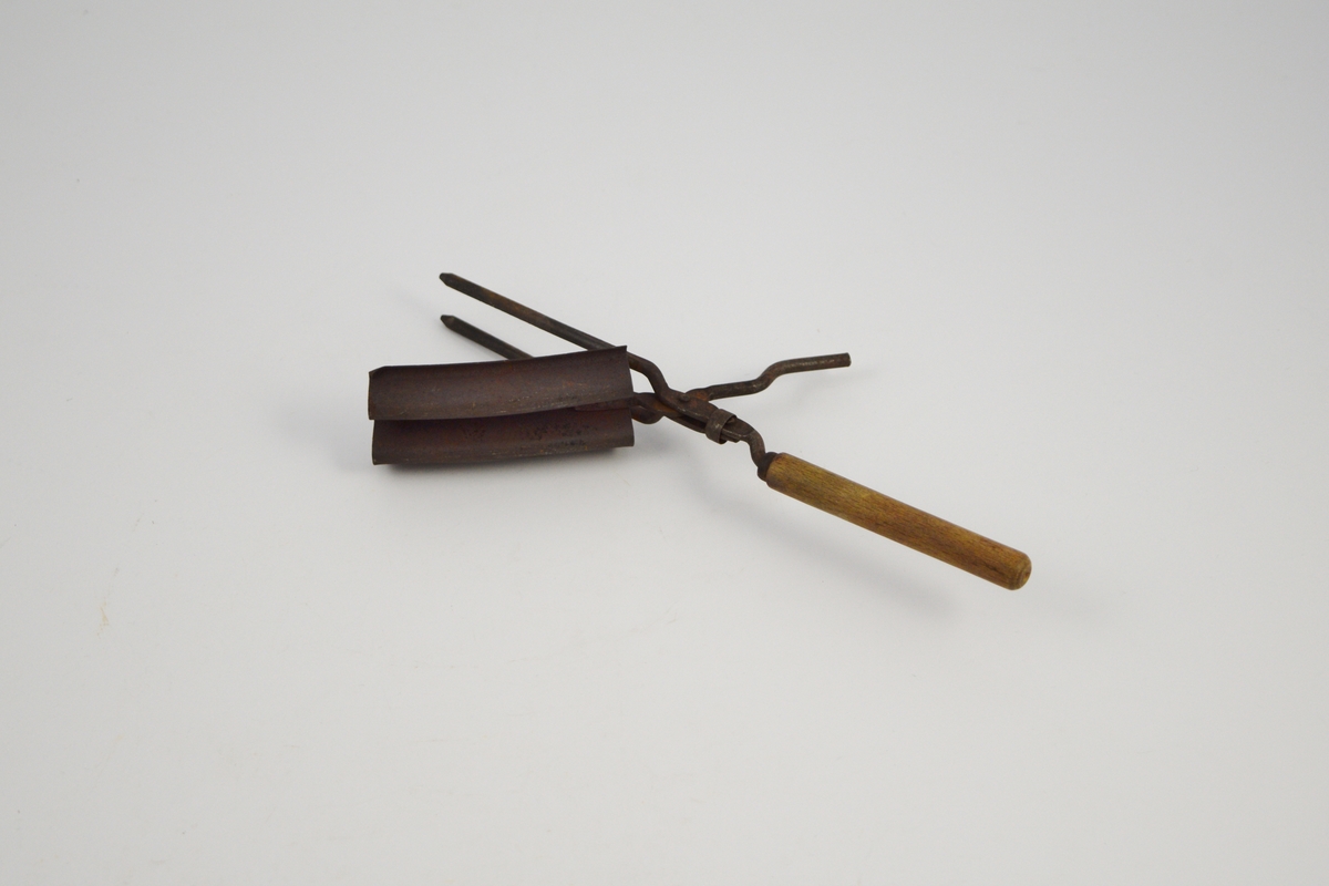 Form: 2 håndtak, to tenger med spor i hverandre.
