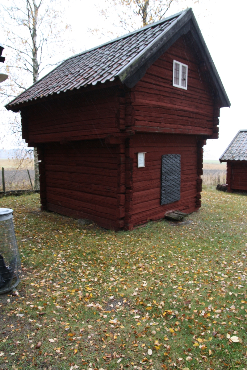 Härbre vid Huddunge hembygdsgård, Prästgården 1:1, Huddunge socken, Uppland 2014