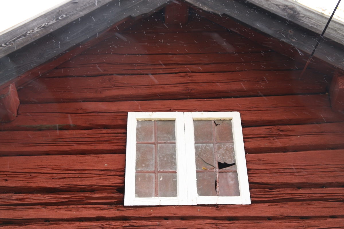 Härbre vid Huddunge hembygdsgård, Prästgården 1:1, Huddunge socken, Uppland 2014