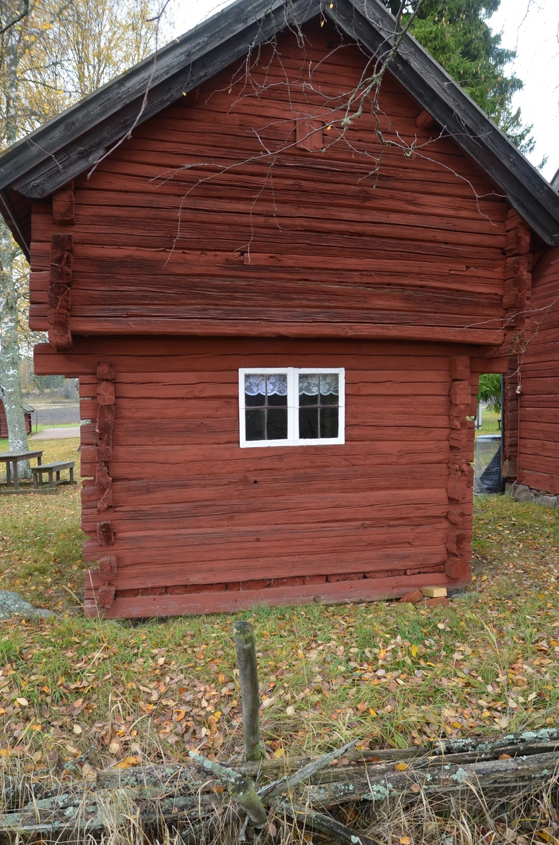 Härbre vid Huddunge hembygdsgård, Prästgården 1:1, Huddunge socken, Uppland 2014