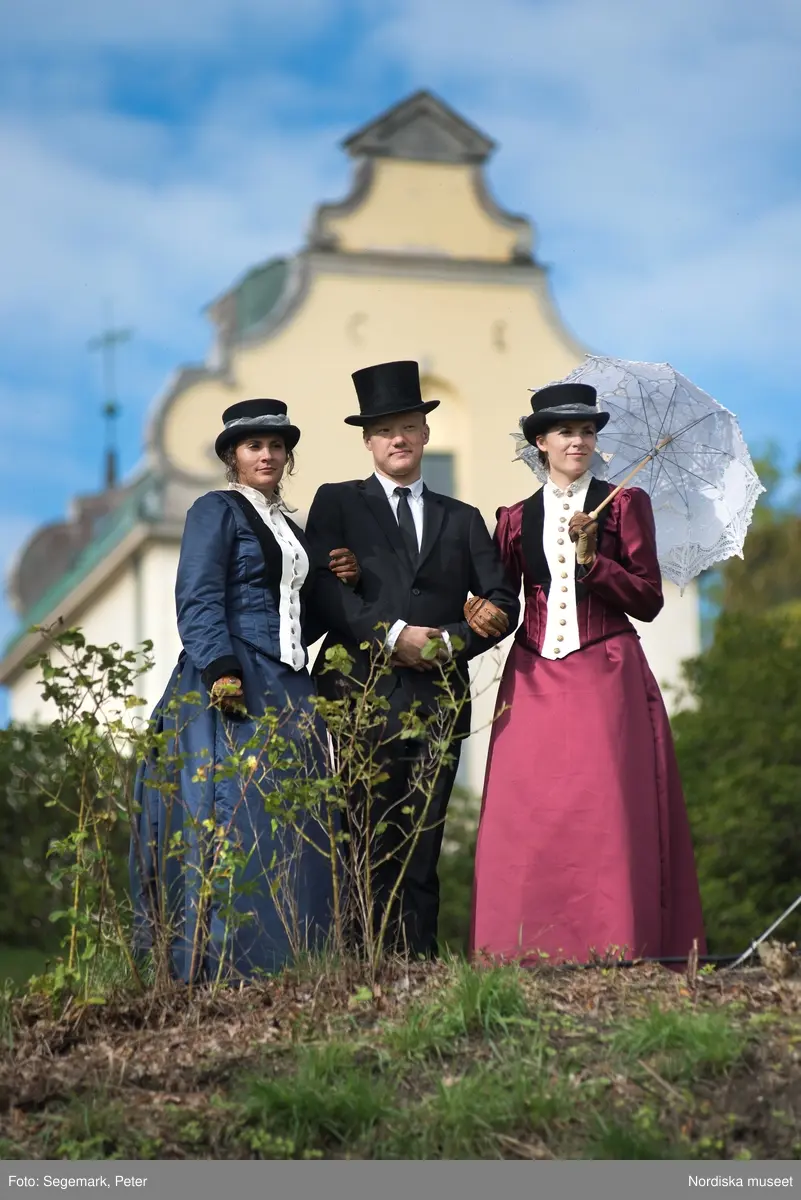 Hästfesten på Tyresö slott med konferencier Owe Sandström, Slottshästen. Hästar, ryttare och ekipage med vagn eller käpphäst tävlar och visar upp sig i parken bland åskådare som besöker evenemanget.