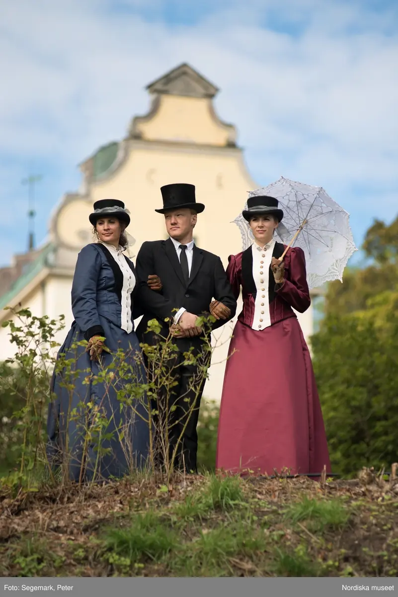 Hästfesten på Tyresö slott med konferencier Owe Sandström, Slottshästen. Hästar, ryttare och ekipage med vagn eller käpphäst tävlar och visar upp sig i parken bland åskådare som besöker evenemanget.