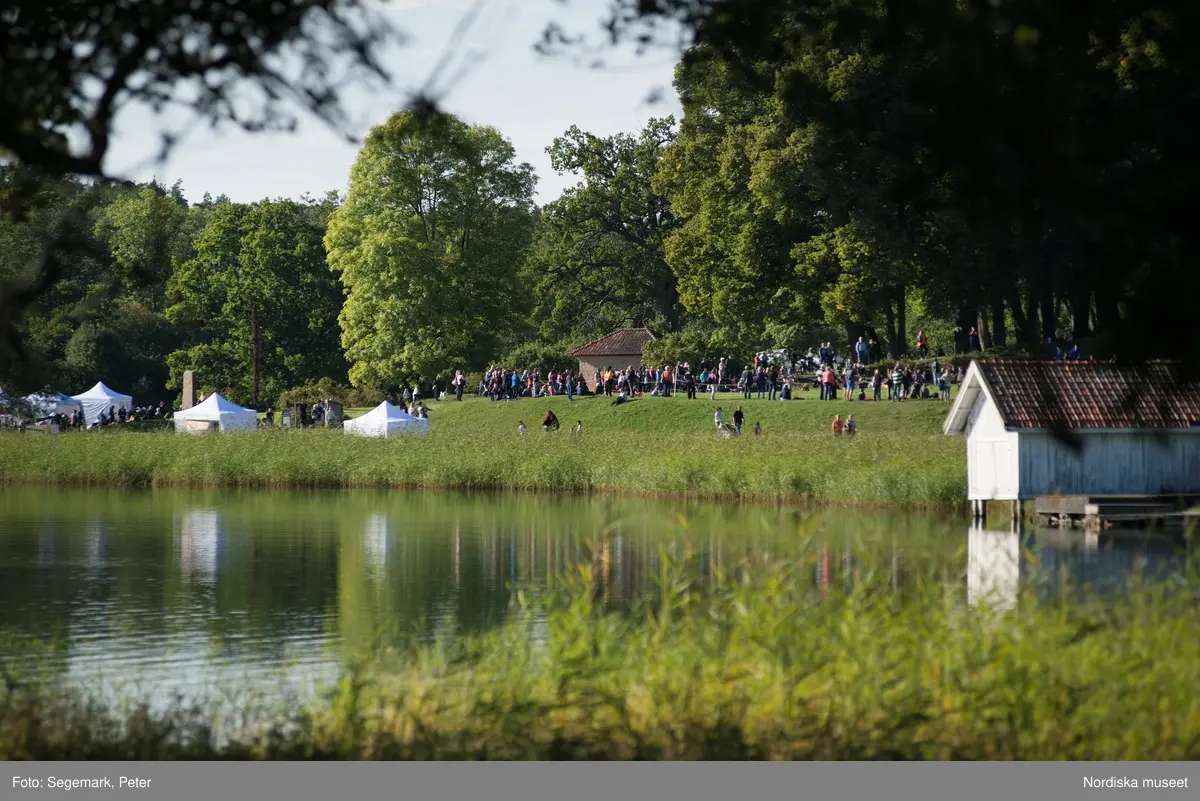 Hästfesten på Tyresö slott med konferencier Owe Sandström, Slottshästen. Hästar, ryttare och ekipage med vagn eller käpphäst tävlar och visar upp sig i parken bland åskådare som besöker evenemanget.