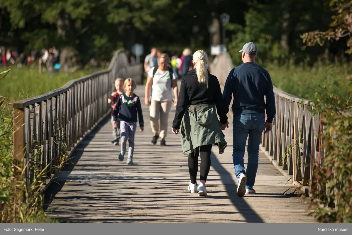 Hästfesten på Tyresö slott med konferencier Owe Sandström, Slottshästen. Hästar, ryttare och ekipage med vagn eller käpphäst tävlar och visar upp sig i parken bland åskådare som besöker evenemanget.