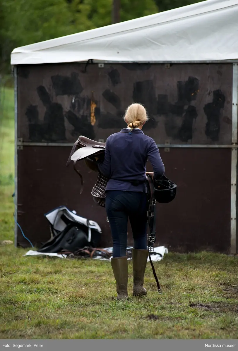 Hästfesten på Tyresö slott med konferencier Owe Sandström, Slottshästen. Hästar, ryttare och ekipage med vagn eller käpphäst tävlar och visar upp sig i parken bland åskådare som besöker evenemanget.
