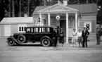 Bilcentralen (Texaco) södra torget, var gemensam bilstation för alla taxiägare i Karlsborg. Närmast bilen Georg Fallander med Malbergs från Mölndal.  Fotot taget 1932. Neg finns.