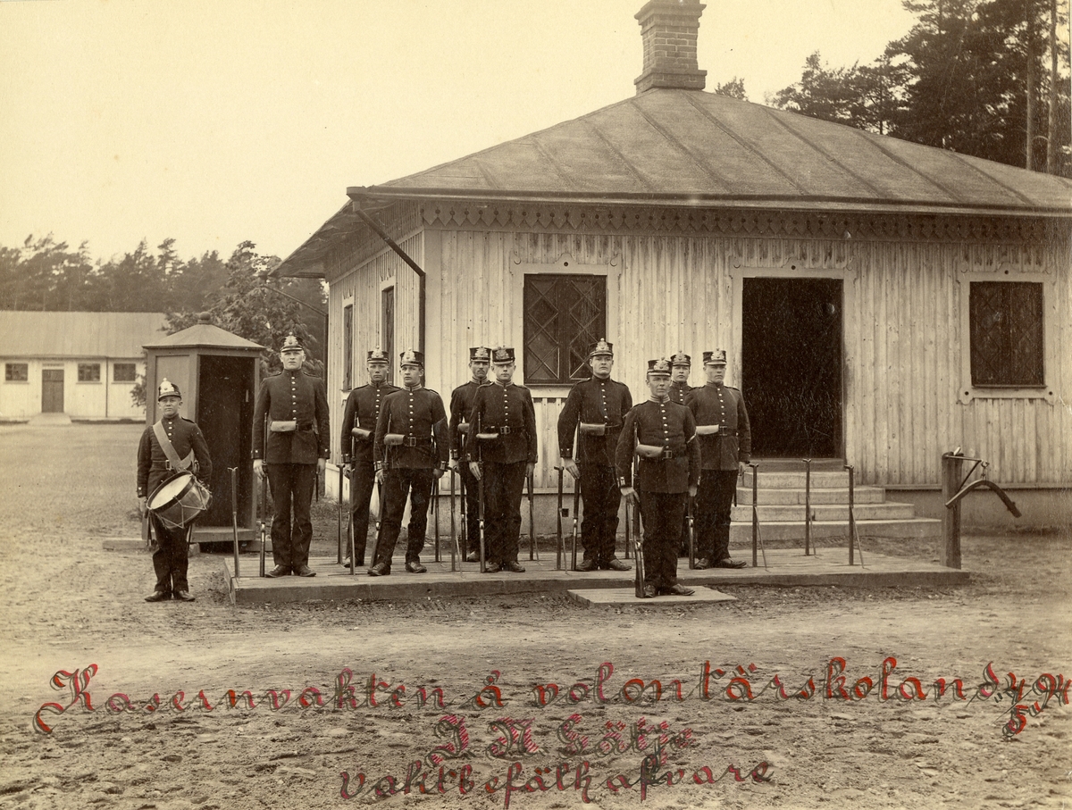 Grupporträtt av kasernvakten från volontärskolan vid Västgöta regemente I 6 den 4 maj 1894.