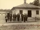 Grupporträtt av kasernvakten från volontärskolan vid Västgöta regemente I 6 den 4 maj 1894.