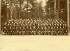 Grupporträtt av befäl och elever vid infanterivolontärskolan på Karlsborg 1889-1890.
För namn, se bild nr.2.